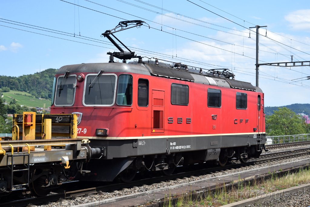8697-0049-210723.jpg - SBBC Re 4/4'' 11327 (Re 420.327-9)  (Re 91 85 4 420 327-9 CH-SBBC) / Killwangen-Spreitenbach 21.7.2023