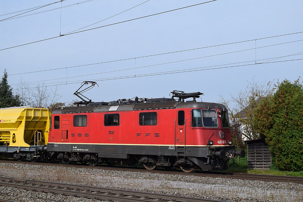 8828-0008-171023.jpg - SBBC Re 4/4'' 11327 (Re 420.327-9)  (Re 91 85 4 420 327-9 CH-SBBC) / Rümlang 17.10.2023