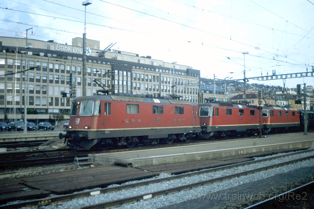 0696-0027.jpg - SBB-CFF Re 4/4'' 11331 + SBB-CFF Re 4/4'' 11235 + SBB-CFF Re 4/4'' 11236 / Zürich HB 29.11.1997