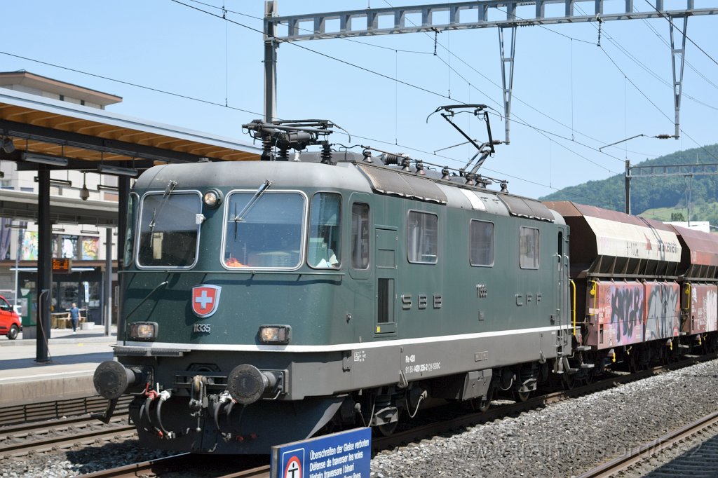 9834-0011-190625.jpg - SBBC Re 4/4'' 11335 (Re 420.335-2)  (Re 91 85 4 420 335-2 CH-SBBC) / Sissach 19.6.2025