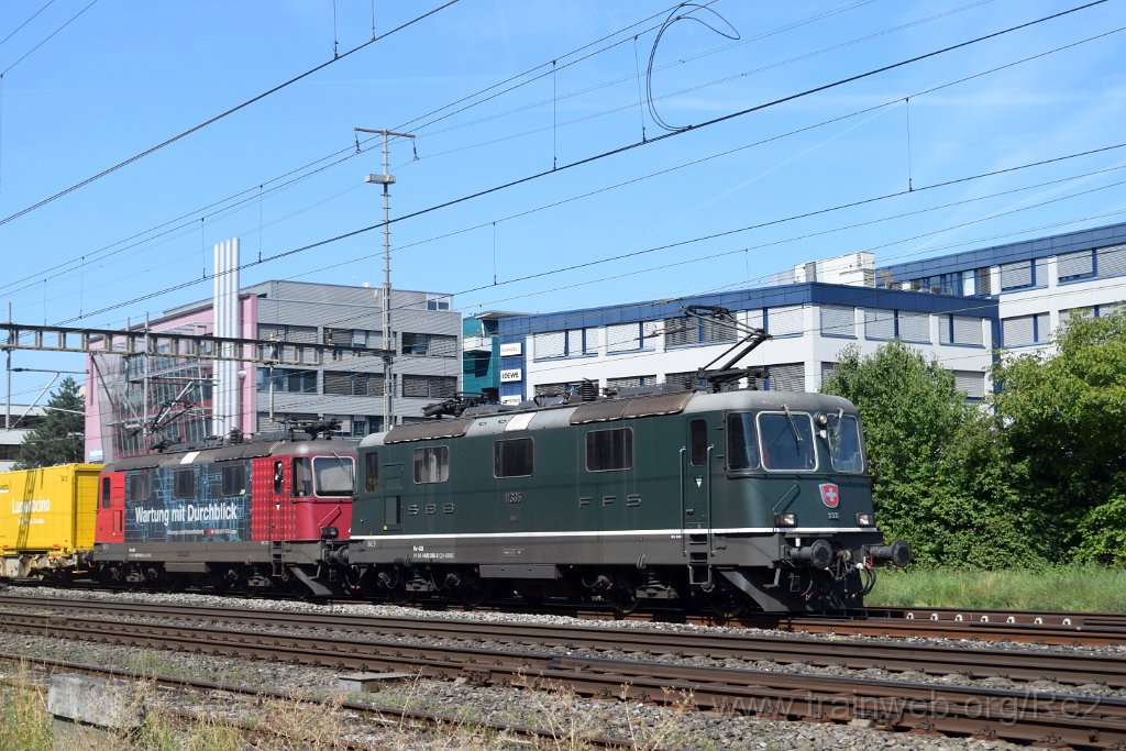 9977-0026-250825.jpg - SBBC Re 4/4'' 11335 (Re 420.335-2)  (Re 91 85 4 420 335-2 CH-SBBC) + SBBC Re 420.345-1 ''Wartung mit Durchblick'' (Re 91 85 4 420 345-1 CH-SBBC) / Schlieren (Grabenstrasse) 25.8.2025