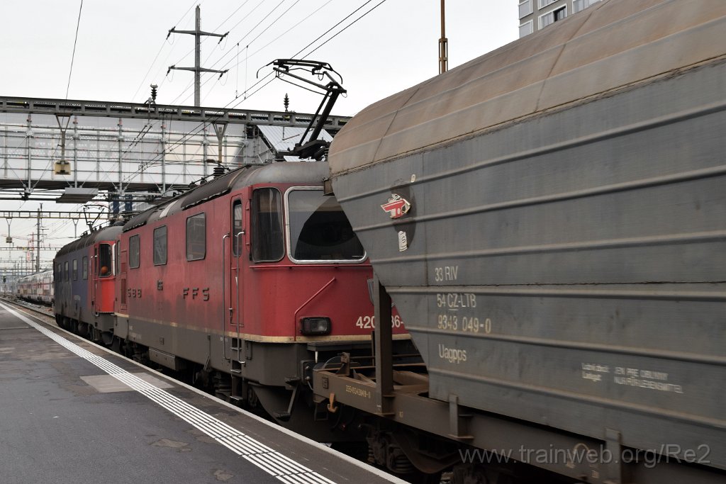 5806-0025-161219.jpg - SBBC Re 620.012-5 ''Regensdorf'' (Re 91 85 4 620 012-5 CH-SBBC) + SBBC Re 4/4'' 11336 (Re 420.336-0)  (Re 91 85 4 420 336-0 CH-SBBC) / Zürich-Altstetten 16.12.2019
