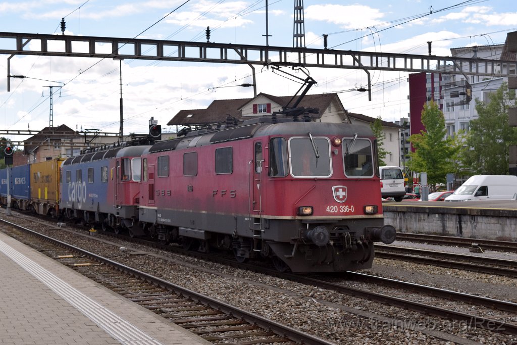 5977-0032-190620.jpg - SBBC Re 4/4'' 11336 (Re 420.336-0)  (Re 91 85 4 420 336-0 CH-SBBC) + SBBC Re 620.082-8 ''Pfäffikon SZ'' (Re 91 85 4 620 082-8 CH-SBBC) / Rotkreuz 19.6.2020