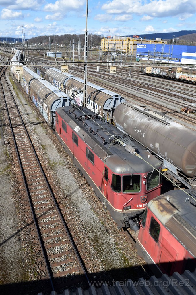 8429-0030-150323.jpg - SBBC Re 4/4'' 11339 (Re 420.339-4)  (Re 91 85 4 420 339-4 CH-SBBC) / Spreitenbach (Brücke Furttalstrasse) 15.3.2023