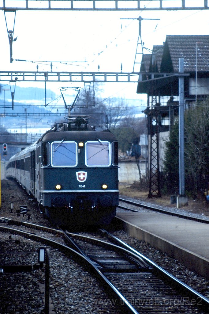 0269-0015.jpg - SBB-CFF Re 4/4'' 11341 / Thörishaus 28.1.1990