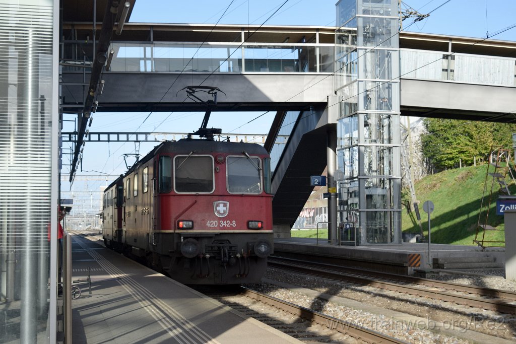 8252-0035-311022.jpg - SBBC Re 4/4'' 11327 (Re 420.327-9)  (Re 91 85 4 420 327-9 CH-SBBC) + SBBC Re 4/4'' 11342 (Re 420.342-8)  (Re 91 85 4 420 342-8 CH-SBBC) / Zollikofen 31.10.2022