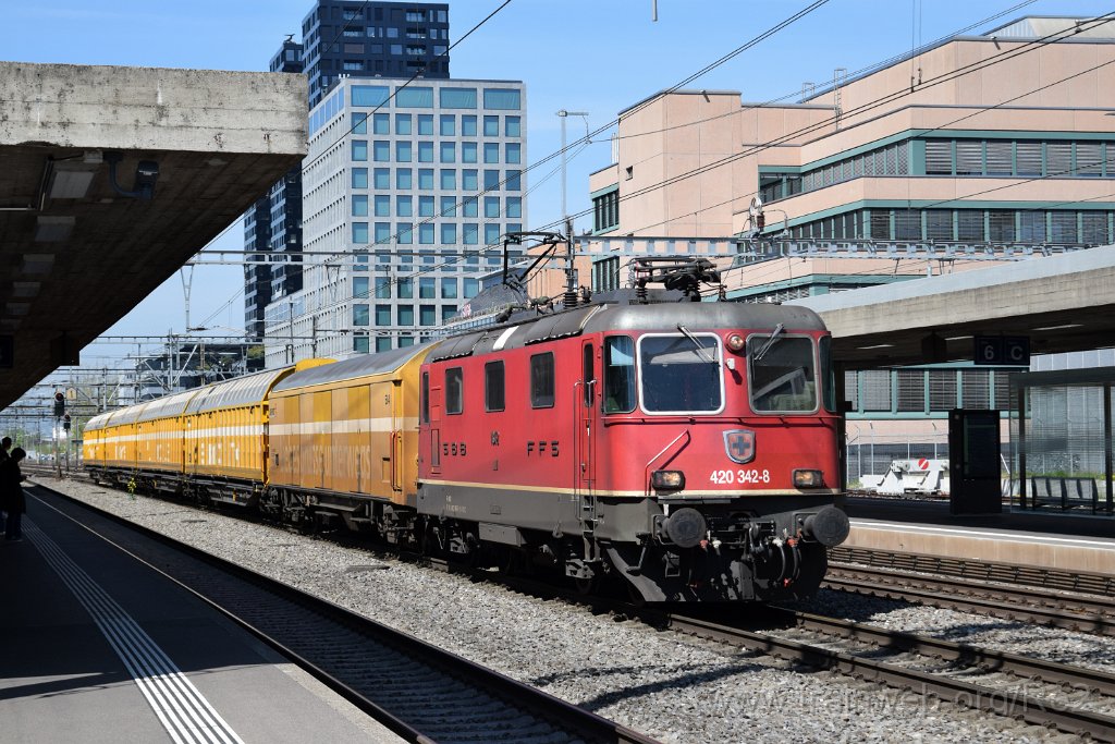 9037-0005-120424.jpg - SBBC Re 4/4'' 11342 (Re 420.342-8)  (Re 91 85 4 420 342-8 CH-SBBC) / Zürich-Altstetten 12.4.2024