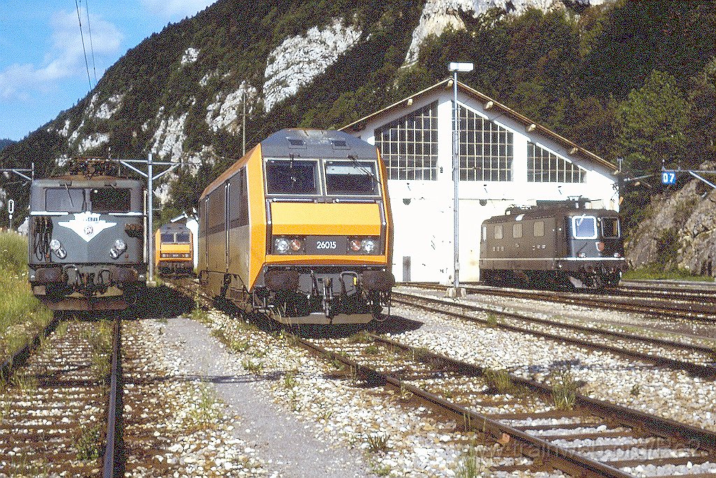 0346-0009-s.jpg - SNCF BB 26015 + SNCF BB 25671 + SBB-CFF Re 4/4'' 11344 / Vallorbe 15.6.1991