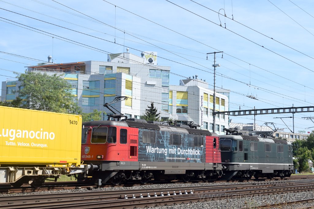 9977-0030-250825.jpg - SBBC Re 4/4'' 11335 (Re 420.335-2)  (Re 91 85 4 420 335-2 CH-SBBC) + SBBC Re 420.345-1 ''Wartung mit Durchblick'' (Re 91 85 4 420 345-1 CH-SBBC) / Schlieren (Grabenstrasse) 25.8.2025