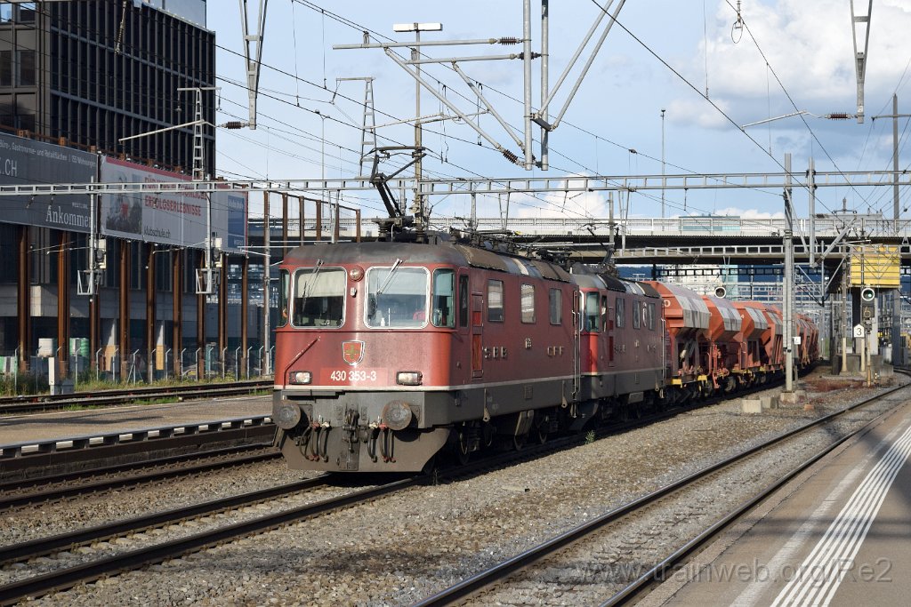 3945-0040-060616.jpg - SBBC Re 4/4''' 11353 (Re 430.353-3)  (Re 91 85 4 430 353-3 CH-SBBC) + SBB-CFF Re 4/4'' 11239 ''Porrentruy'' / Zürich-Altstetten 6.6.2016