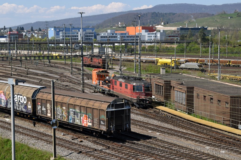 5424-0039-180419.jpg - SBBC Re 4/4''' 11359 (Re 430.359-0)  (Re 91 85 4 430 359-0 CH-SBBC) / RB Limmattal (Brücke Sandäckerstrasse) 18.4.2019