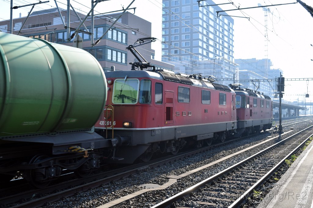 3863-0021-110416.jpg - SBB-CFF Re 4/4'' 11253 + SBBC Re 4/4''' 11361 (Re 430.361-6)  (Re 91 85 4 430 361-6 CH-SBBC) / Zürich-Altstetten 11.4.2016