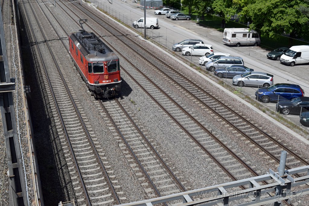 3920-0003-200516.jpg - SBBC Re 4/4''' 11361 (Re 430.361-6)  (Re 91 85 4 430 361-6 CH-SBBC) / Zürich-Mülligen (Hermetschloobrücke) 20.5.2016