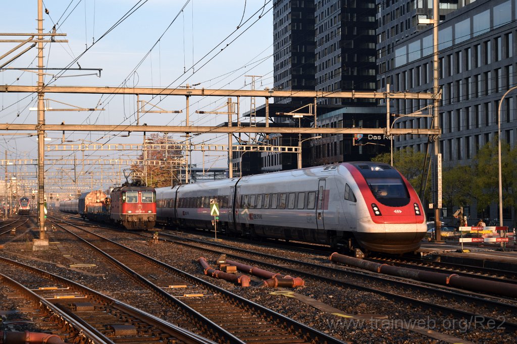 5172-0004-171018.jpg - SBB-CFF ICN RABe 500.025 / Bt ICN 94 85 1 500.025-5 ''Xavier Stockmar'' (RABe 94 85 0 500 025-7 CH-SBB) + SBBC Re 4/4''' 11361 (Re 430.361-6)  (Re 91 85 4 430 361-6 CH-SBBC) / Zürich-Altstetten 17.10.2018