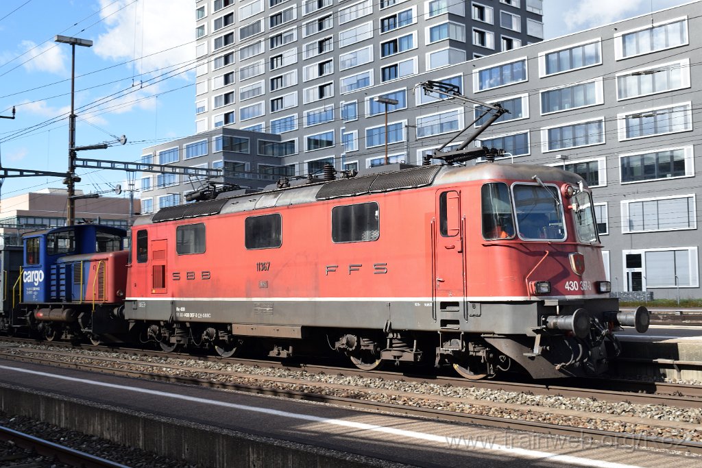 4669-0005-031017.jpg - SBBC Re 4/4''' 11367 (Re 430.367-3)  (Re 91 85 4 430 367-3 CH-SBBC) + SBBC Tm 232.141-2 (Tm 98 85 5 232 141-2 CH-SBBC) / Zürich-Altstetten 3.10.2017