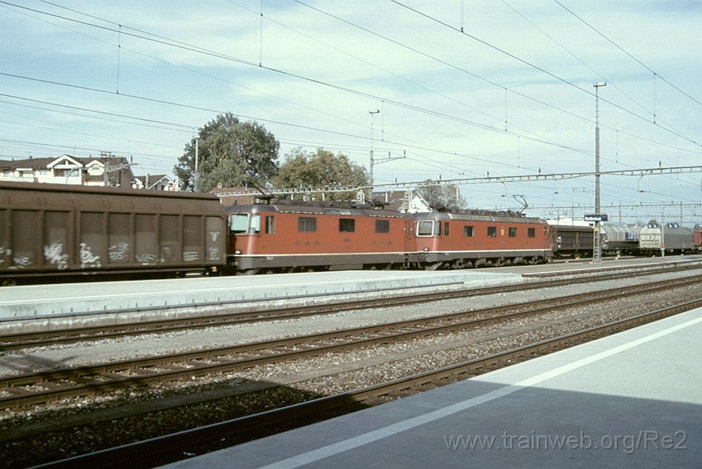 0993-0014.jpg - SBB-CFF Re 6/6 11682 ''Pfäffikon SZ'' + SBB-CFF Re 4/4''' 11369 / Rotkreuz 30.9.2004