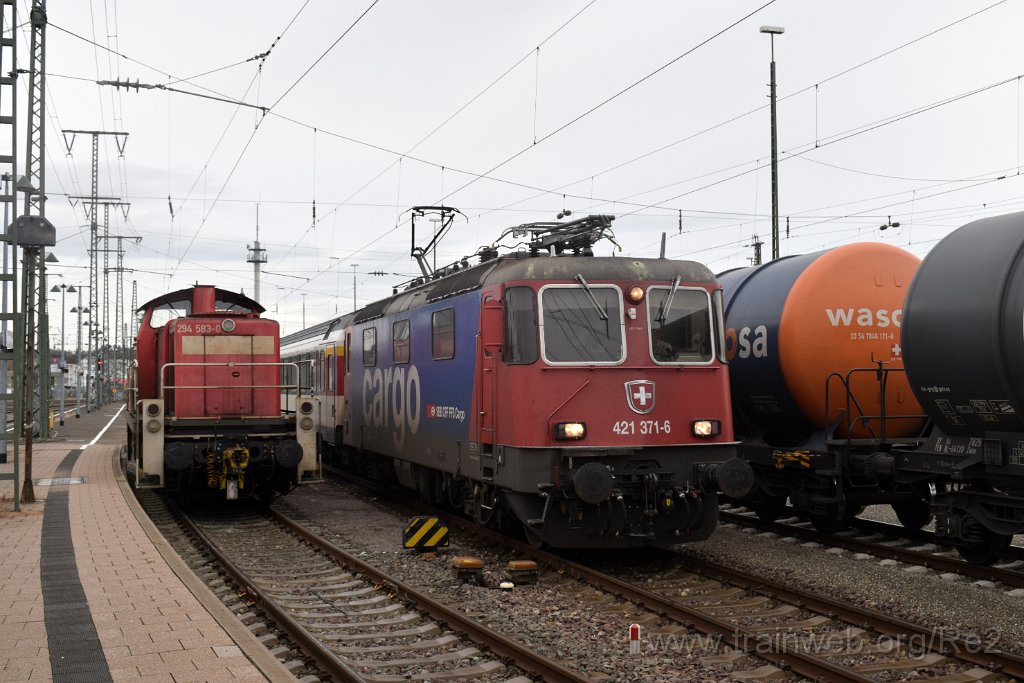 5837-0037-010220.jpg - SBBC Re 421.371-6 (Re 91 85 4 421 371-6 CH-SBBC) + DBAG 294.583-0 (98 80 3 294 583-0 D-DB) / Singen (Htw) 1.2.2020