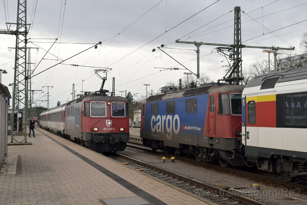 5838-0034-010220.jpg - SBBC Re 421.392-2 (Re 91 85 4 421 392-2 CH-SBBC) + SBBC Re 421.371-6 (Re 91 85 4 421 371-6 CH-SBBC) / Singen (Htw) 1.2.2020