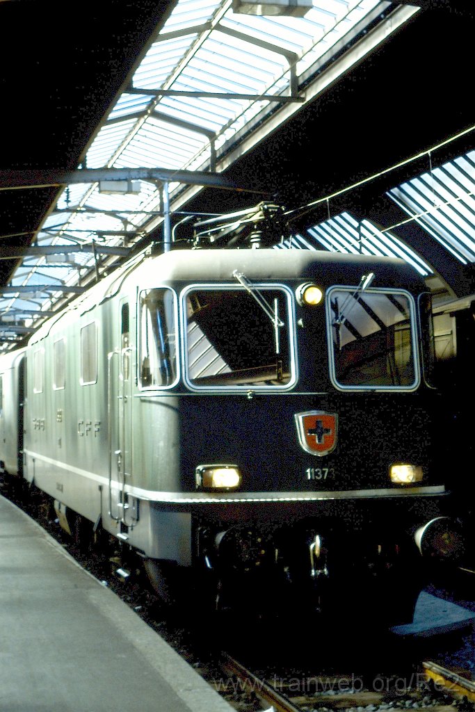 0200-0024-s.jpg - SBB-CFF Re 4/4'' 11373 / Zürich HB 24.9.1988
