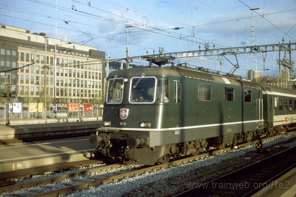 0696-0032.jpg - SBB-CFF Re 4/4'' 11376 / Zürich HB 29.11.1997