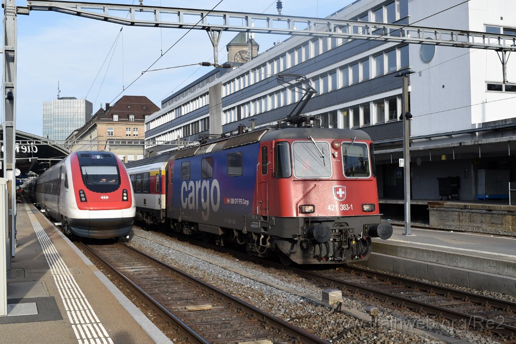 5847-0034-080220.jpg - SBB-CFF ICN RABe 500.000 / Bt ICN 94 85 2 500.000-6 ''Le Corbusier'' (RABe 94 85 0 500 000-0 CH-SBB) + SBBC Re 421.383-1 (Re 91 85 4 421 383-1 CH-SBBC) / St.Gallen HB 8.2.2020