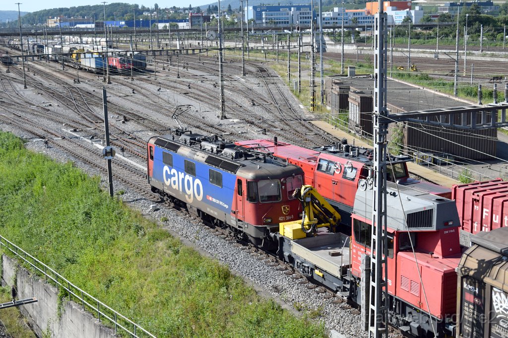 7117-0042-290720.jpg - SBBC Re 421.384-9 (Re 91 85 4 421 384-9 CH-SBBC) + SBBI Aem 940.002-9 / 43 (Aem 91 85 4 940 002-9 CH-SBBI) + SBBI Tm 234.110-5 (Tm 98 85 5 234 110-5 CH-SBBI) / RB Limmattal (Brücke Sandäckerstrasse) 29.7.2020