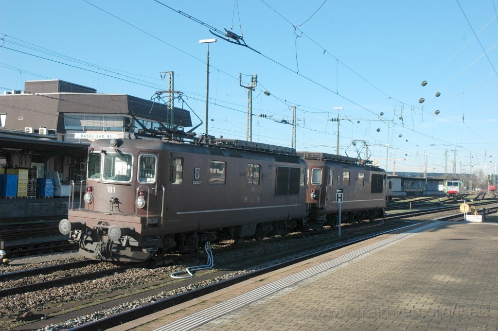 3432-0039-050115.jpg - BLS Re 4/4 181 "Interlaken" + 164 "Lengnau" + / Basel Badische Bahnhof 5.1.2015