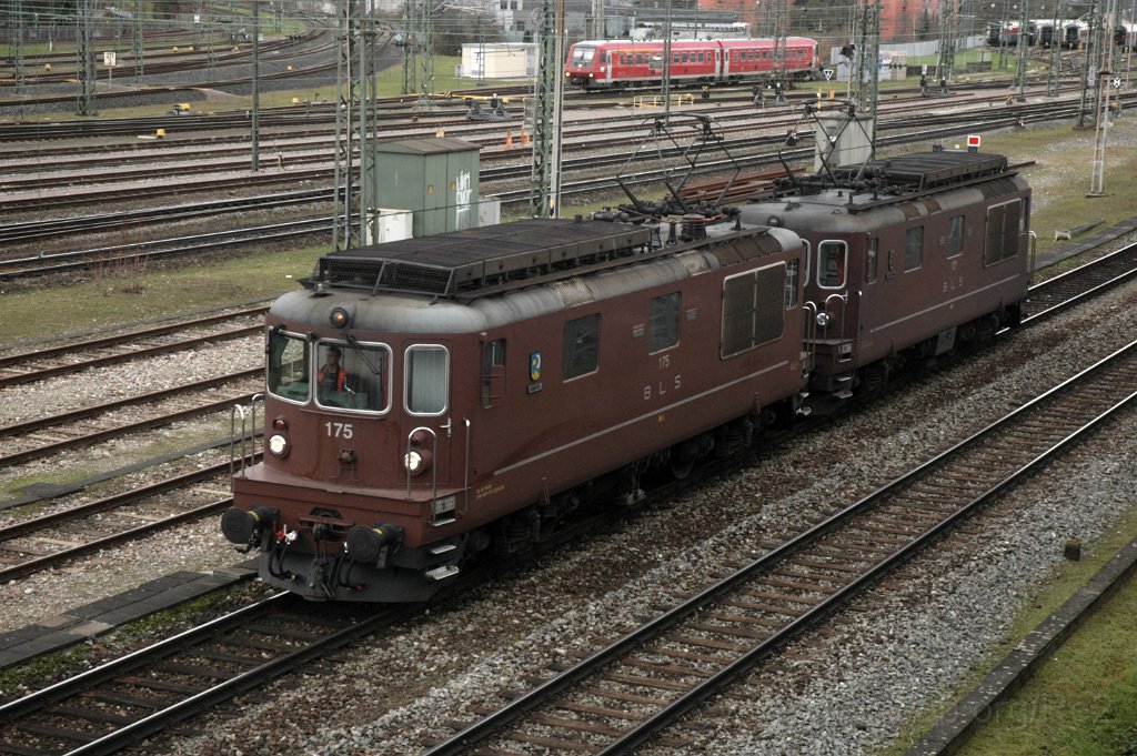 3405-0033-121214.jpg - BLS Re 4/4 175 "Gampel" + Re 4/4 177 "Zweisimmen" / Basel Badische Bahnhof 12.12.2014