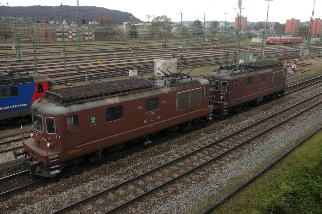 3405-0040-121214.jpg - BLS Re 4/4 175 "Gampel" + Re 4/4 177 "Zweisimmen" / Basel Badische Bahnhof 12.12.2014