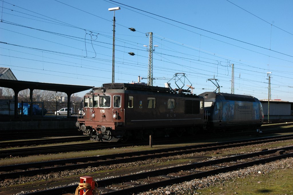 3430-0032-050115.jpg - BLS Re 4/4 175 "Gampel" + Re 465.008-1 "Thunersee" / Basel Badische Bahnhof 5.1.2015