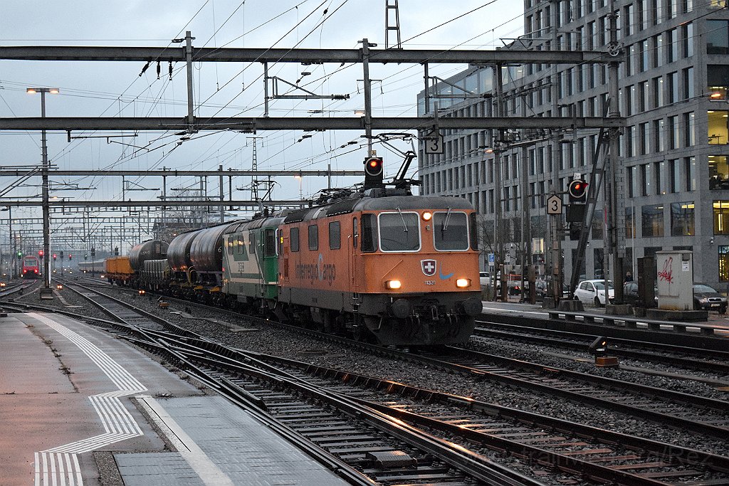 3795-0048-161215.jpg - Re 4/4" 11320 + MBC Re 420.506-8 / Zürich-Altstetten 16.12.2015