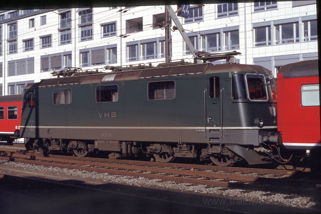 0421-0032.jpg - VHB Re 4/4''' 141 "Luzern" / Thun 17.1.1993