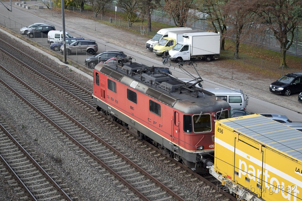 4268-0008-151116.jpg - SBBC Re 4/4'' 11275 (Re 420.275-0)  (Re 91 85 4 420 275-0 CH-SBBC) / Zürich-Mülligen (Hermetschloobrücke) 15.11.2016