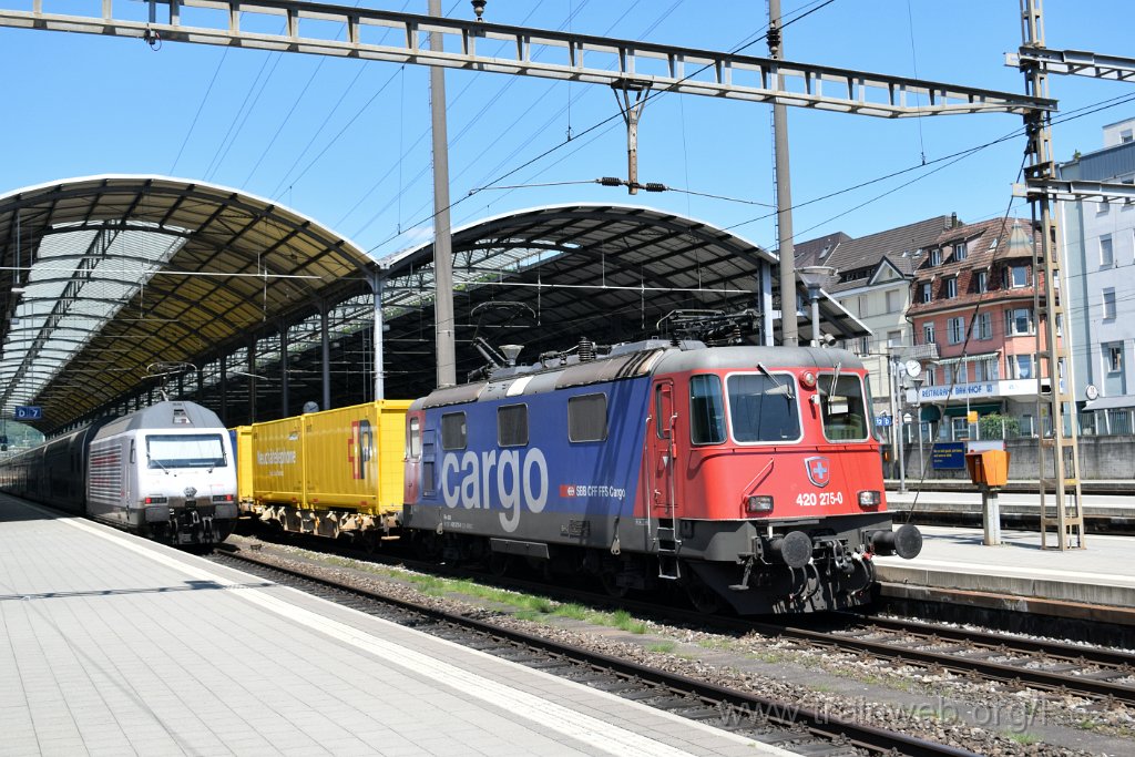 9741-0034-150525.jpg - SBBC Re 420.275-0 (Re 91 85 4 420 275-0 CH-SBBC) + SBB-CFF Re 460.061-5 ''Wiggertal / Schindler'' (Re 91 85 4 460 061-5 CH-SBB) / Olten 15.5.2025