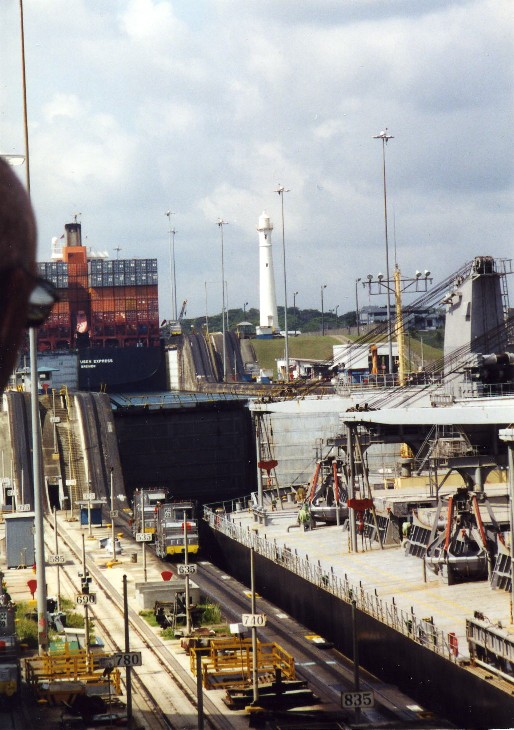 Panama Canal - Grade between Locks