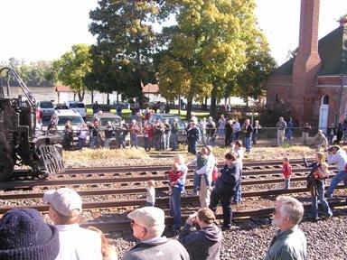 WASHINGTON STEAM TRAIN CROWD 034.JPG