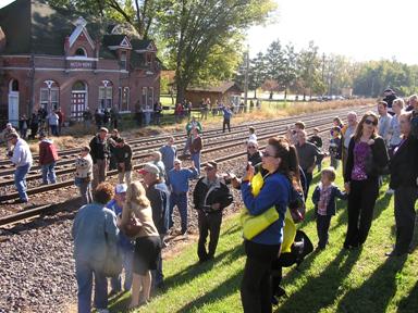 WASHINGTON STEAM TRAIN CROWD 035.JPG