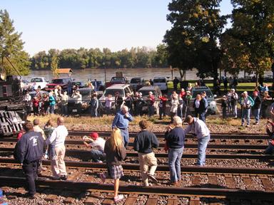 WASHINGTON STEAM TRAIN CROWD 038.JPG