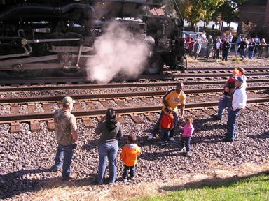 WASHINGTON STEAM TRAIN CROWD 050.JPG